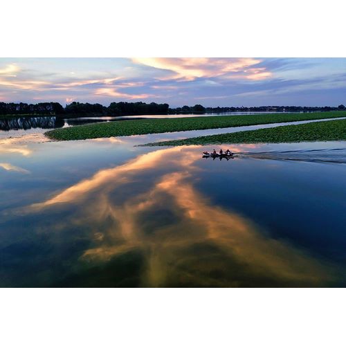 Molinari, Michele 아티스트의 Italy-Mantova (Mantua) Sunset reflection and boat on lake작품입니다.